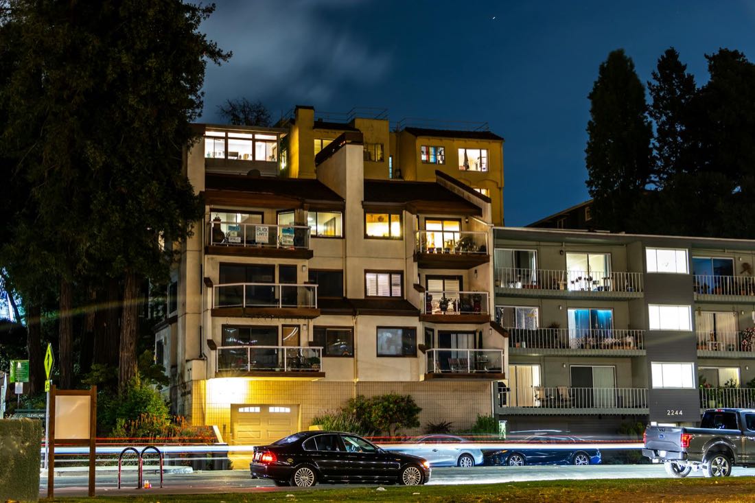 Modern appartementengebouw met zonnepanelen